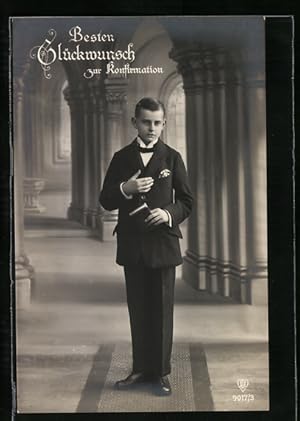Ansichtskarte Junge im schwarzen Anzug mit Ansteckblume bei der Konfirmation