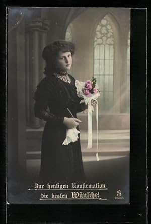 Ansichtskarte Junge Frau mit Rosenstrauss bei ihrer Konfirmation