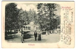 Relief-Ansichtskarte Marienbad, Besucher an der Waldquelle
