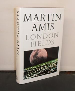 Imagen del vendedor de London Fields a la venta por Provan Books