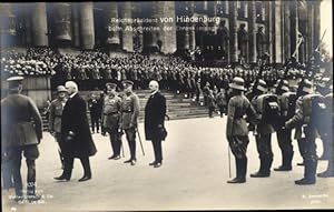 Ansichtskarte / Postkarte Reichspräsident Paul von Hindenburg beim Abschreiten der Ehrenkompagnie...