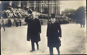 Ansichtskarte / Postkarte Berlin, Reichspräsident von Hindenburg mit Reichskanzler Luther vor dem...
