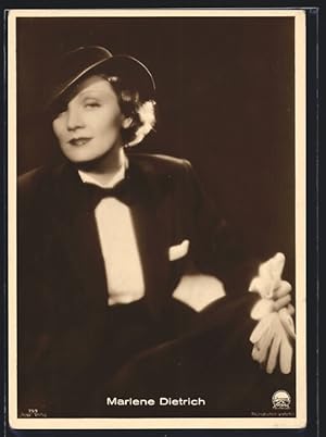 Foto-Ansichtskarte Portrait Schauspielerin Marlene Dietrich im Anzug