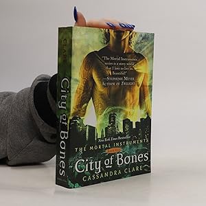 Bild des Verkufers fr City of Bones zum Verkauf von Bookbot