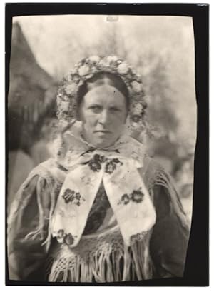 Fotografie W. Apel, Berlin, Ansicht Gross-Dammer / Kreis Meseritz, Frau in Volkstracht mit Blumen...