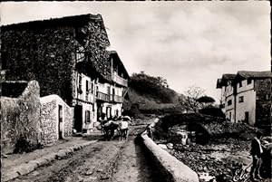 Ansichtskarte / Postkarte Baskenland, Dorfeingang, Rinderfuhrwerk
