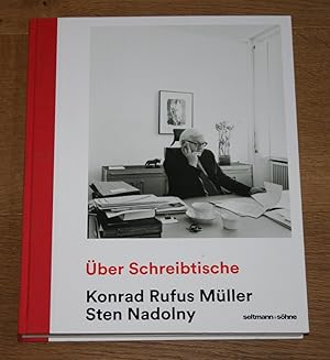 Über Schreibtische.