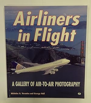 Bild des Verkufers fr Airliners in Flight. A Gallery of Air-to-Air Photography. zum Verkauf von Der Buchfreund