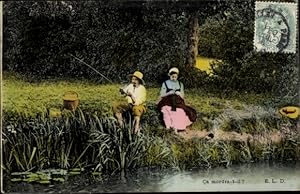 Ansichtskarte / Postkarte Liebespaar am Teich, Angler, Frau beim Stricken