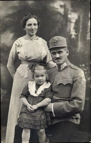 Foto Ansichtskarte / Postkarte KuK Soldat mit Frau und Tochter, Portrait