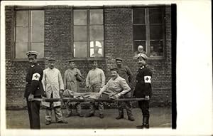 Foto Ansichtskarte / Postkarte Deutsche Soldaten in Uniformen, Sanitäter, Lazarett