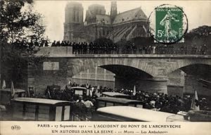 Ansichtskarte / Postkarte Paris, Der Unfall am Pont de l'Archeveche, Ein Bus in der Seine, Kranke...