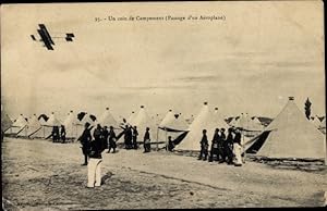 Ansichtskarte / Postkarte Eine Ecke von Camp, Durchgang eines Flugzeugs