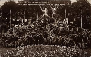 Am Tag des Sieges, Rond Point des Champs Elysees, verteidigt sich der Hahn