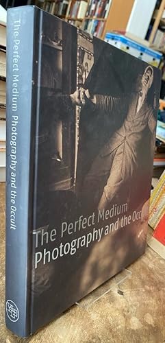 Image du vendeur pour The Perfect Medium. Photography and the Occult. mis en vente par Antiquariat Thomas Nonnenmacher
