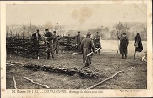 Ansichtskarte / Postkarte Les Tranchées, Montage von Schirmen für Unterkünfte, französ. Soldat, S...