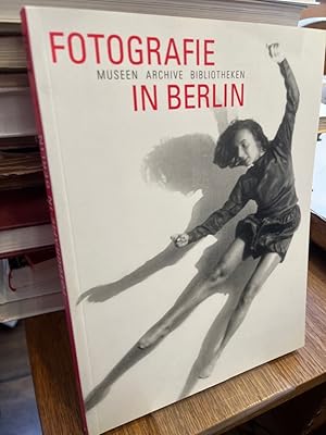 Bild des Verkufers fr Fotografie in Berlin. Museen, Archive, Bibliotheken. Herausgegeben von der Fachgruppe Fotografie im Landesverband der Museen zu Berlin (LMB). zum Verkauf von Altstadt-Antiquariat Nowicki-Hecht UG