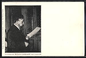 Ansichtskarte Wilhelm Liebknecht liest ein Schreiben, Arbeiterbewegung