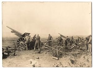 Fotografie 1.WK, Deutsche Artillerie-Batterie, Artilleristen mit Feldgeschützen in Feuerstellung ...