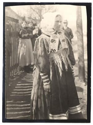 Fotografie W. Apel, Berlin, Ansicht Gross Dammer / Ostbrandenburg, junge Frau in regionaler Tracht