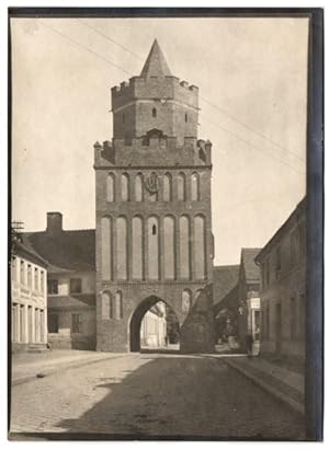 Fotografie W. Apel, Berlin, Ansicht Königsberg / Neumark, Strasse, Geschäftshaus am Stadttor