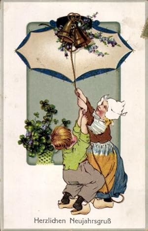 Ansichtskarte / Postkarte Glückwunsch Neujahr, Junge und Mädchen läuten die Glocken, Kleeblätter