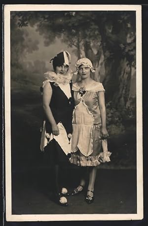 Ansichtskarte Ludwigsburg, Zwei verkleidete Frauen zu Fasching 1927, eine als Harlekin