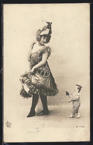 Ansichtskarte Eine Tänzerin mit einer kleinen Puppe