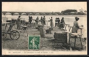 Ansichtskarte Moulins, Les Lavandiéres au bord de l`Allier, Waschfrauen bei der Arbeit