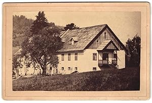 Fotografie Alois Beer, Klagenfurt, unbekannter Ort, Blick auf ein schönens grosses Wohnhaus in de...