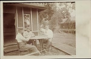 Foto Ansichtskarte / Postkarte Soldaten beim Kartenspiel, Entlausungswärter