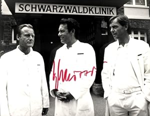 Seller image for Foto Schauspieler Karl-Walter Diess, Klaus-Jrgen Wussow, Holger Petzold, Schwarzwaldklinik for sale by akpool GmbH