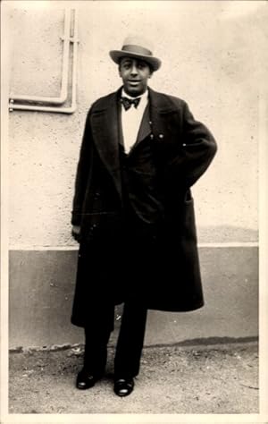 Foto Ansichtskarte / Postkarte Boxer Jack Johnson ?, Standportrait in Anzug und Mantel, Hut