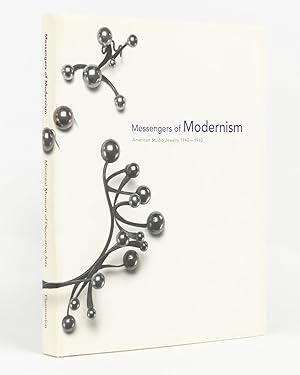 Bild des Verkufers fr Messengers of Modernism. American Studio Jewelry, 1940-1960 zum Verkauf von Michael Treloar Booksellers ANZAAB/ILAB