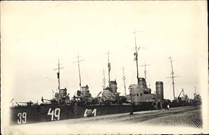 Foto Deutsche Kriegsschiffe in einem Hafen, 39, 49, 41