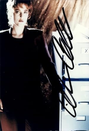 Ansichtskarte / Postkarte Schauspielerin Gillian Anderson, Portrait, Autogramm