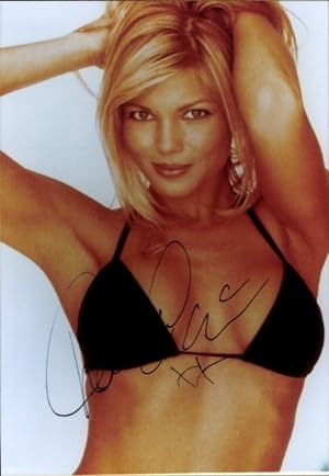 Ansichtskarte / Postkarte Schauspielerin Donna DErrico, Portrait, Bikini, Autogramm