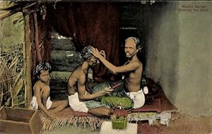 Ansichtskarte / Postkarte Hindu-Friseur beim Rasieren des Kopfes