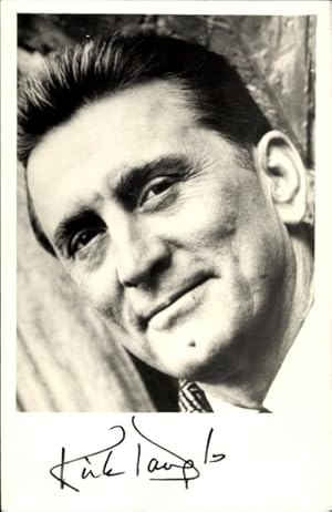 Ansichtskarte / Postkarte Schauspieler Kirk Douglas, Portrait, Autogramm