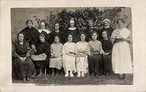 Foto Ansichtskarte / Postkarte Gruppenaufnahme von Frauen, Nonnen, Krankenschwester
