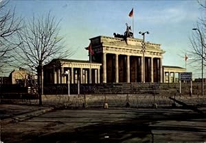 Ansichtskarte / Postkarte Berlin, Brandenburger Tor nach 13. 08. 1961, Stacheldrahtzaun, Mauer