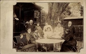 Foto Ansichtskarte / Postkarte Männer und Frauen mit Baby in einem Garten