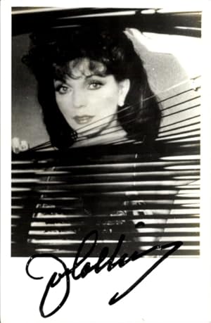 Ansichtskarte / Postkarte Schauspielerin Joan Collins, Portrait, Autogramm