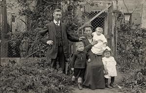 Foto Ansichtskarte / Postkarte Frankreich, Familienportrait in einem Garten