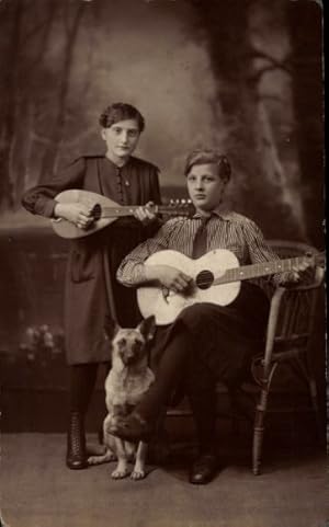 Foto Ansichtskarte / Postkarte Musizierende Kinder, Gitarre, Laute, Hund