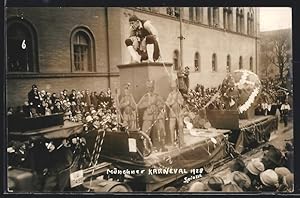 Foto-Ansichtskarte München, Münchner Karneval 1928, Wagen mit Soldatenfiguren