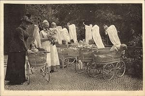 Ansichtskarte / Postkarte Frauen mit Babys in Kinderwägen, Kindermädchen