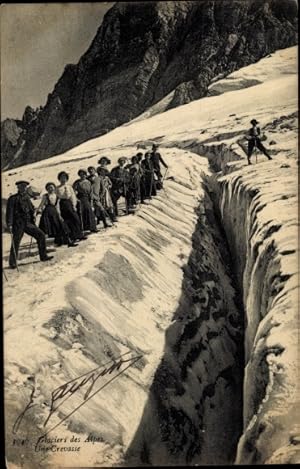 Ansichtskarte / Postkarte Bergsteiger auf einem Gletscher, Gletscherspalte