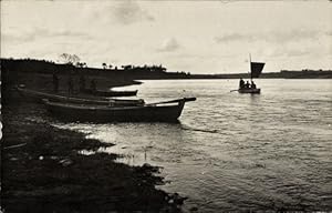 Foto Ansichtskarte / Postkarte Boote am Ufer, Männer beim Fischfang?