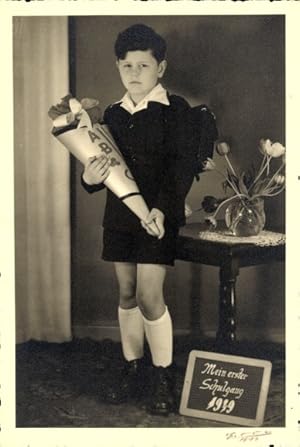 Foto Ansichtskarte / Postkarte Kinderportrait zum ersten Schultag 1939, Junge mit Zuckertüte